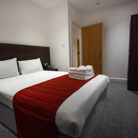 Somerville Apartments London Heathrow Хилингдън Екстериор снимка