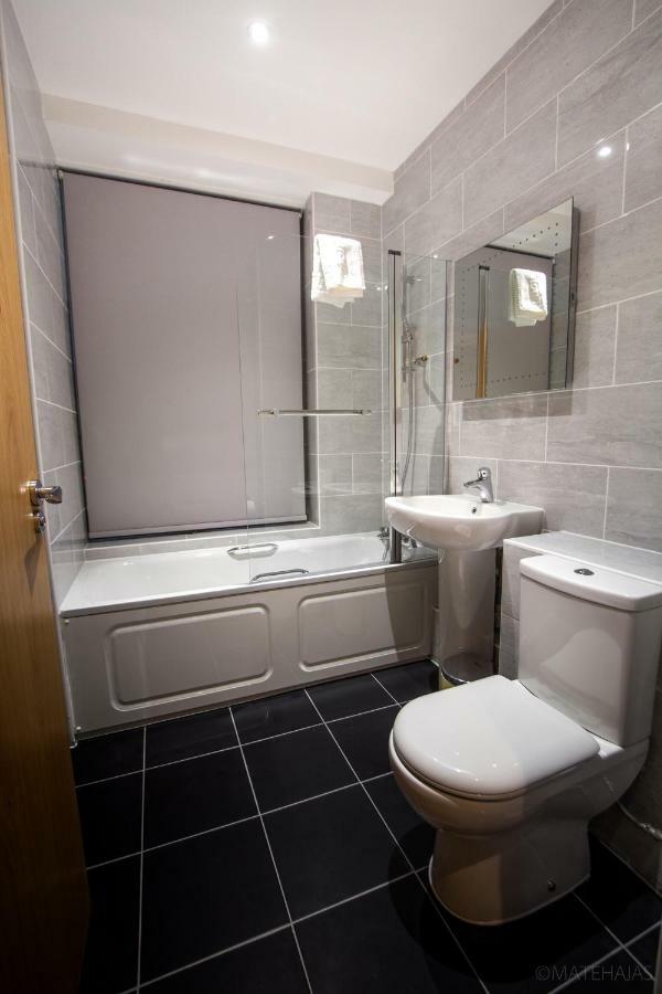 Somerville Apartments London Heathrow Хилингдън Екстериор снимка
