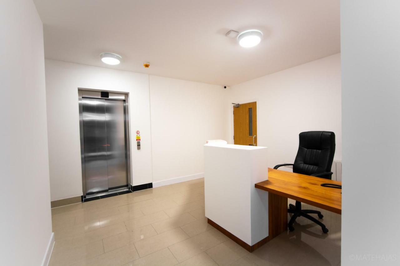Somerville Apartments London Heathrow Хилингдън Екстериор снимка