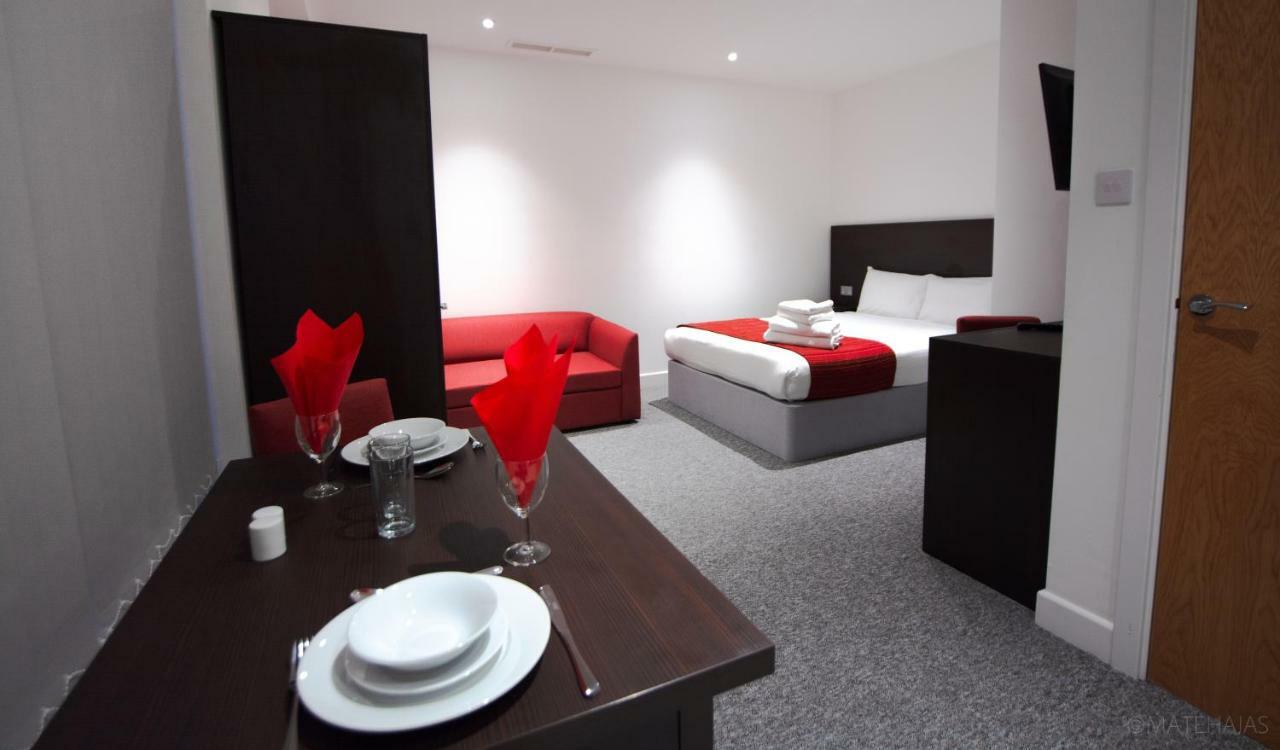 Somerville Apartments London Heathrow Хилингдън Екстериор снимка