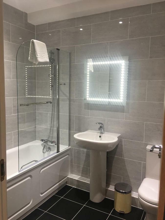 Somerville Apartments London Heathrow Хилингдън Екстериор снимка