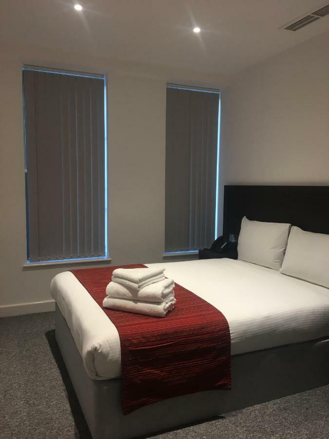 Somerville Apartments London Heathrow Хилингдън Екстериор снимка