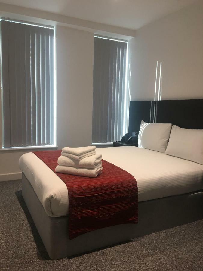Somerville Apartments London Heathrow Хилингдън Екстериор снимка