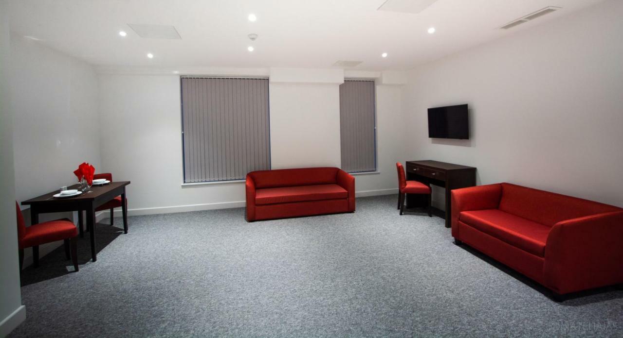 Somerville Apartments London Heathrow Хилингдън Екстериор снимка